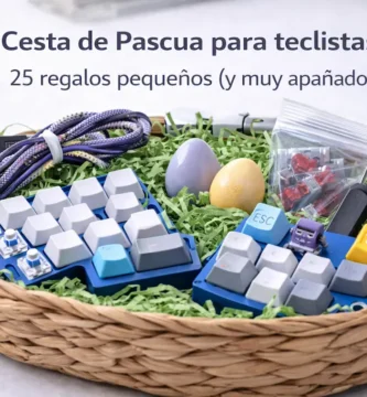 Cesta de Pascua con pequeños regalos para teclistas: keycaps, switches mecánicos, cable trenzado y accesorios de teclado sobre fondo verde decorativo